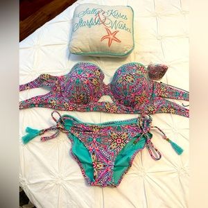 Shade Shore Bikini. Never worn. Top 36b. Scrunch bottom size medium